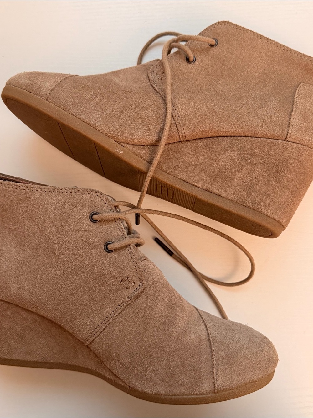 TOMS Tan Suede Wedge Booties Lace Up Ankle Boots Women’s Size 9.5